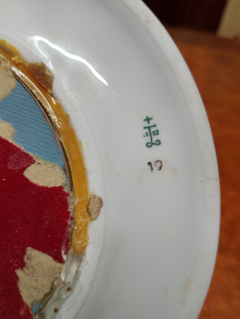 ceramic oval mini mirror (Category: Mirrors) located in Manila. Submitted by boyhet.thrift15 (Listing ID 1354474016, Image 3). Description: ceramic oval mini mirror selling 400.