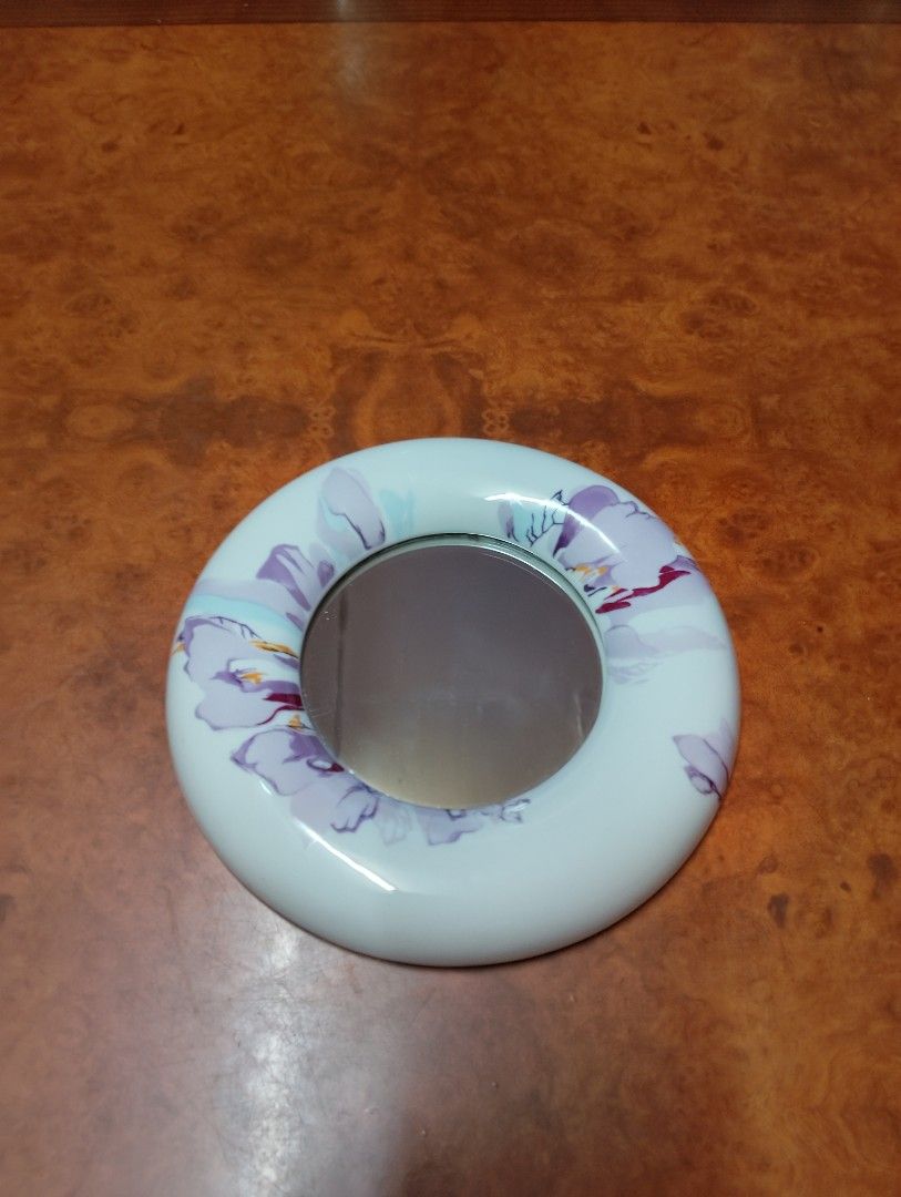 ceramic oval mini mirror (Category: Mirrors) located in Manila. Submitted by boyhet.thrift15 (Listing ID 1354474016, Image 1). Description: ceramic oval mini mirror selling 400.