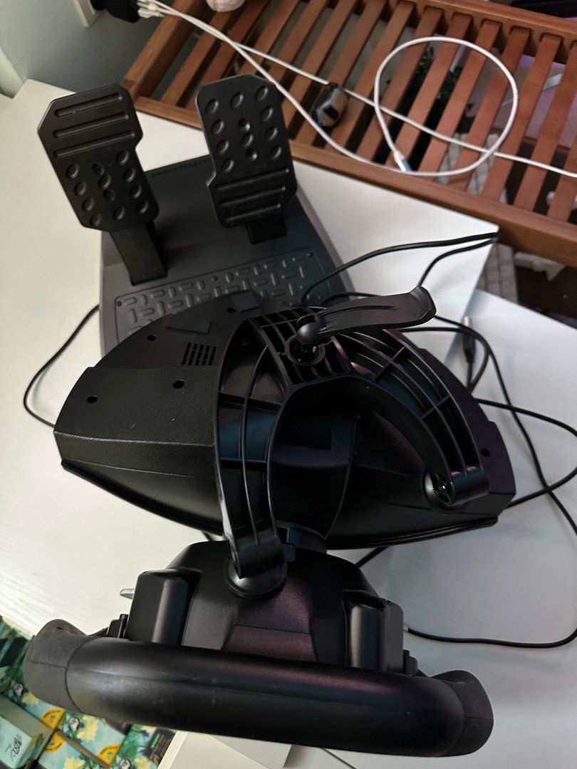 Games controller (Category: Controllers) located in Singapore. Submitted by cocozhang (Listing ID 1354343234, Image 3). Description: 用了没有几次，因为提升了游戏的硬件，所以这款便宜出让。谢谢 I haven‘t used it many times, but because it has improved the hardware of the game, this one is cheap to sell. The original price is nearly 300, thank you!.