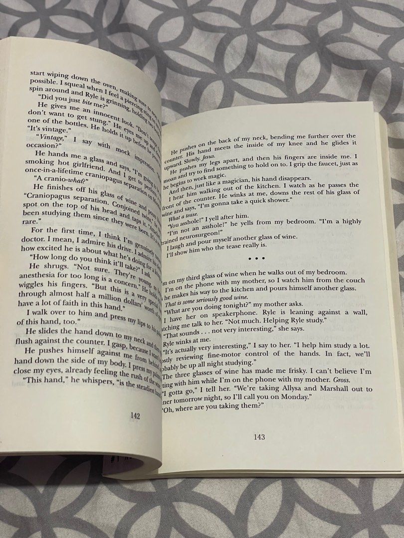 It ends with us - colleen hoover (Category: Storybooks) located in Manila. Submitted by aizhell (Listing ID 1354509200, Image 2). Description: .