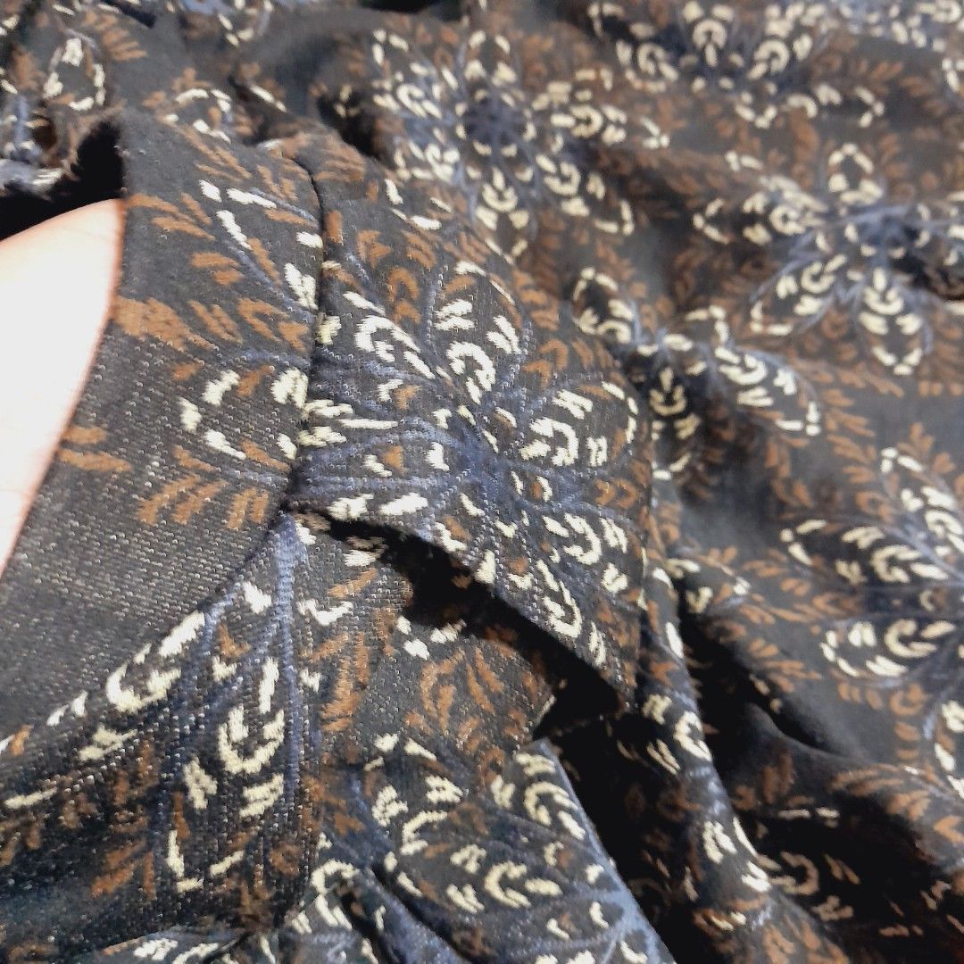 Lula Roe (US brand) Midlength skirt (Category: Skirts) located in Pasig City. Submitted by titadnz (Listing ID 1354353146, Image 3). Description: -Mid length Skirt -declutter -US brand ) Lula Roe) -brown printed -cotton ( not makapal /not manipis) -bagsak ang tela, hindi gusutin -32-36" inches waistline -24"inched haba.