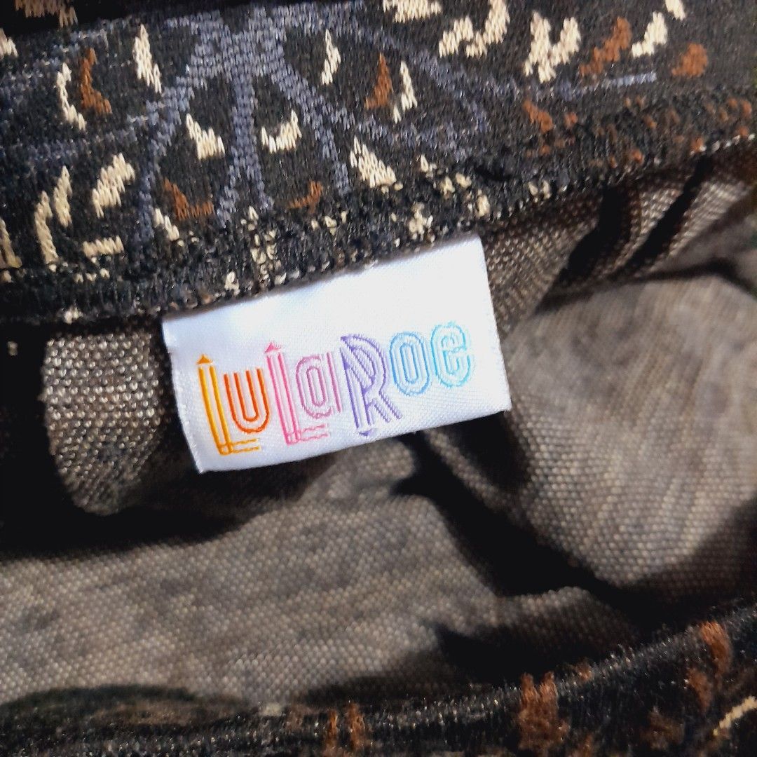 Lula Roe (US brand) Midlength skirt (Category: Skirts) located in Pasig City. Submitted by titadnz (Listing ID 1354353146, Image 2). Description: -Mid length Skirt -declutter -US brand ) Lula Roe) -brown printed -cotton ( not makapal /not manipis) -bagsak ang tela, hindi gusutin -32-36" inches waistline -24"inched haba.