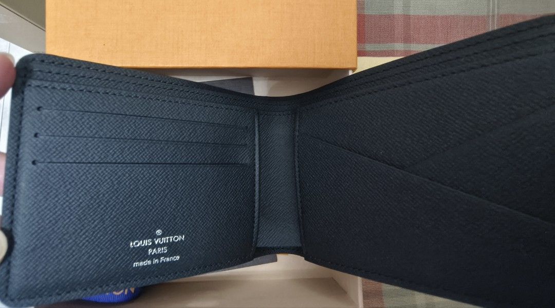 LV Monogram Eclipse Wallet （分類：銀包、卡片套）位於 Hong Kong。 由 lctkelly 提交（商品編號 1354437808，圖片 2）。簡介： A new gift for sales Brand New LV wallet with box, card, blue ribbon Made in France。
