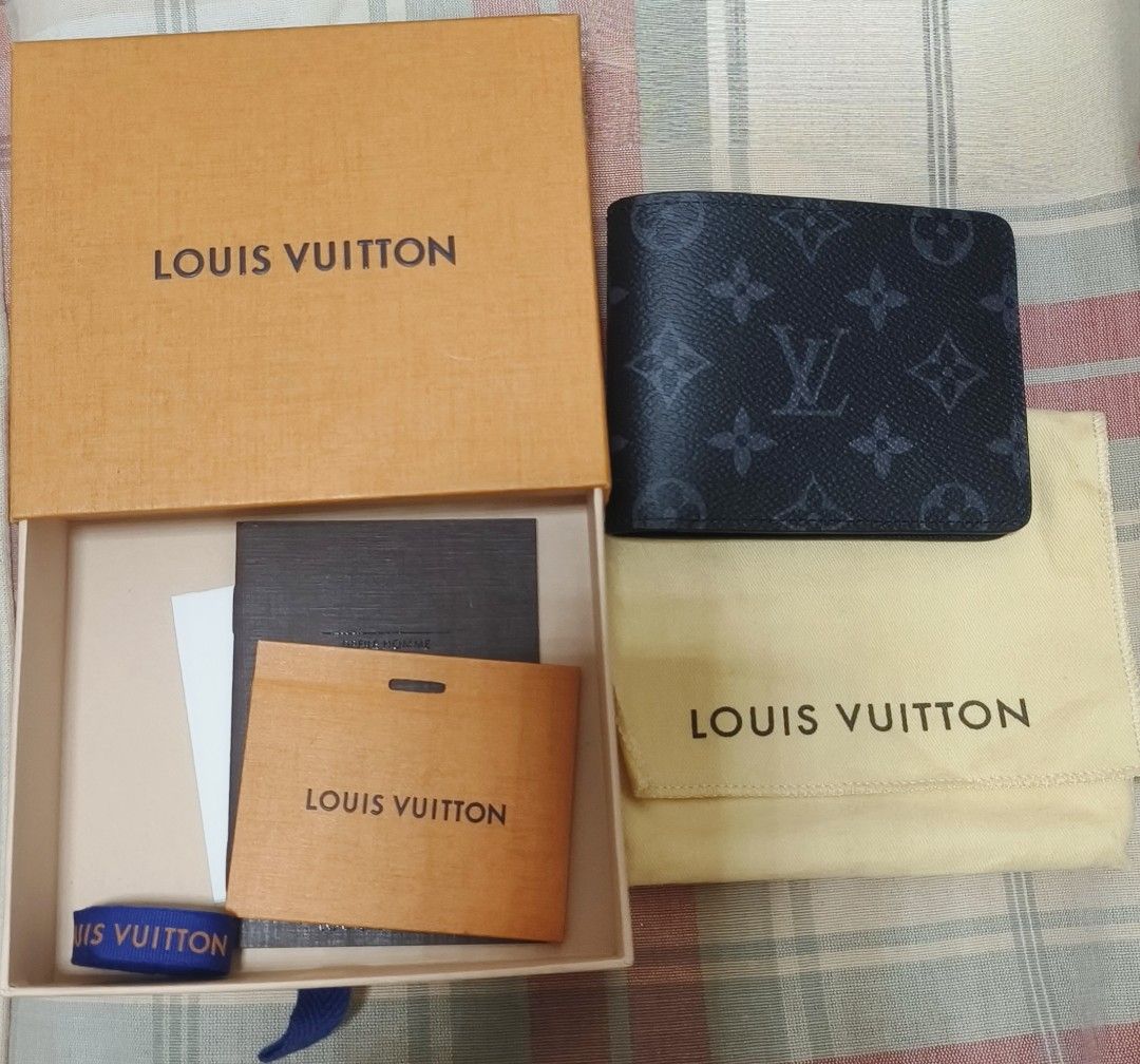 LV Monogram Eclipse Wallet （分類：銀包、卡片套）位於 Hong Kong。 由 lctkelly 提交（商品編號 1354437808，圖片 1）。簡介： A new gift for sales Brand New LV wallet with box, card, blue ribbon Made in France。