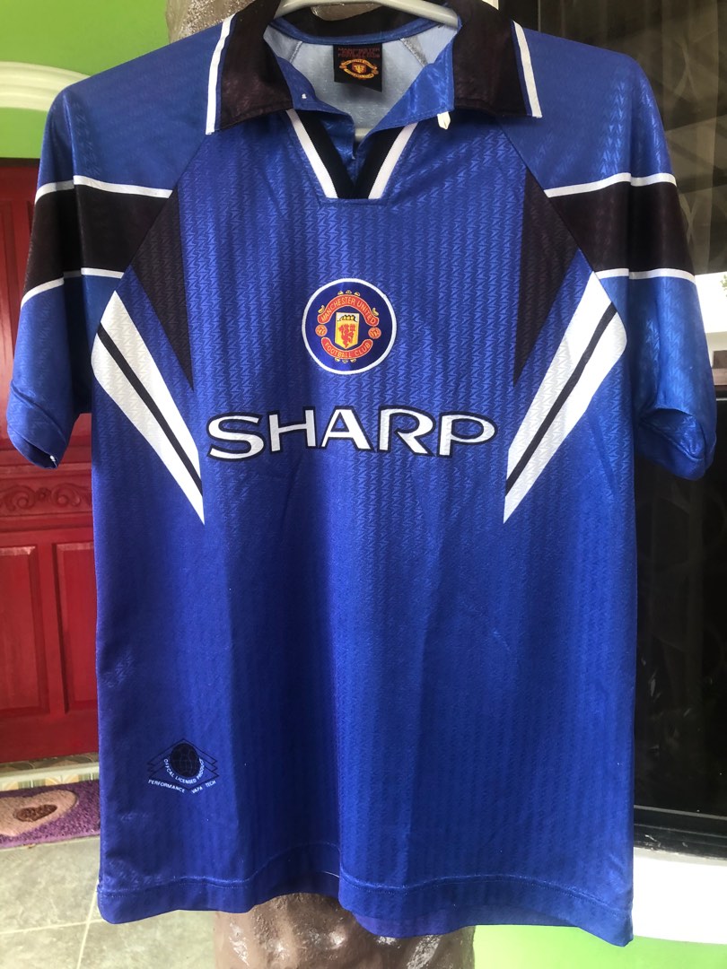 Manchester United 90s Kit, Men's Fashion, Activewear on Carousell