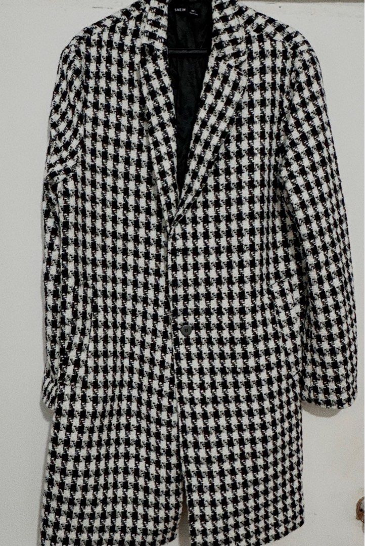 Men’s Coat : Blazer Houndstooth Lapel Collar (Category: Coats, Jackets and Outerwear) located in Quezon City. Submitted by pjrosetase (Listing ID 1354342747, Image 1). Description: Houndstooth Lapel Collar Blazer .