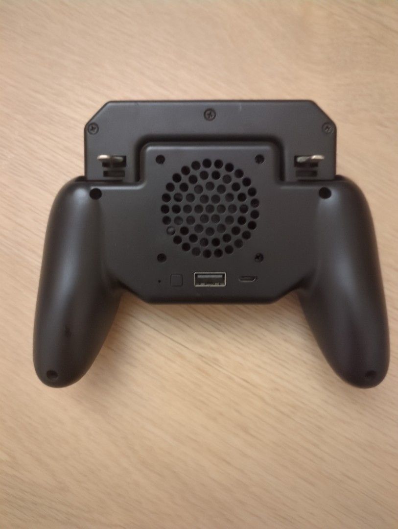 PUBG Controller (Category: Controllers) located in Singapore. Submitted by killerbarbie (Listing ID 1354504178, Image 2). Description: to play shooting game self collect at ubi mrt only or arrange your own pickup.