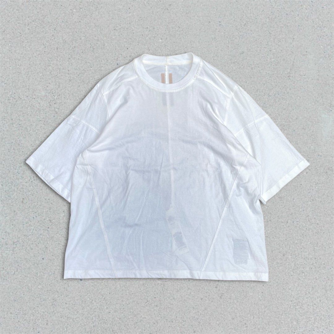 RICK OWENS DRKSHDW WHITE TEE SS (Category: Luxury Apparel) located in Balanga. Submitted by dig_gear (Listing ID 1354439925, Image 1). Description: RICK OWENS DRKSHDW WHITE TEE SS GENERAL NOTE: GOOD CONDITION MADE IN ITALY 🇮🇹 BOXY FIT COMPLETE TAGS COLOR MAY VARY DUE TO LIGHTING COTTON DIMENSIONS: WIDTH - 24” LENGTH - 26” PRICE: ₱2,820 ARCHIVE / AVANT GARDE 📌PLEASE READ AND CHECK ALL PHOTO DETAILS BEFORE BUY 📌BUY WITH CONFIDENT 🫶Check Out My
