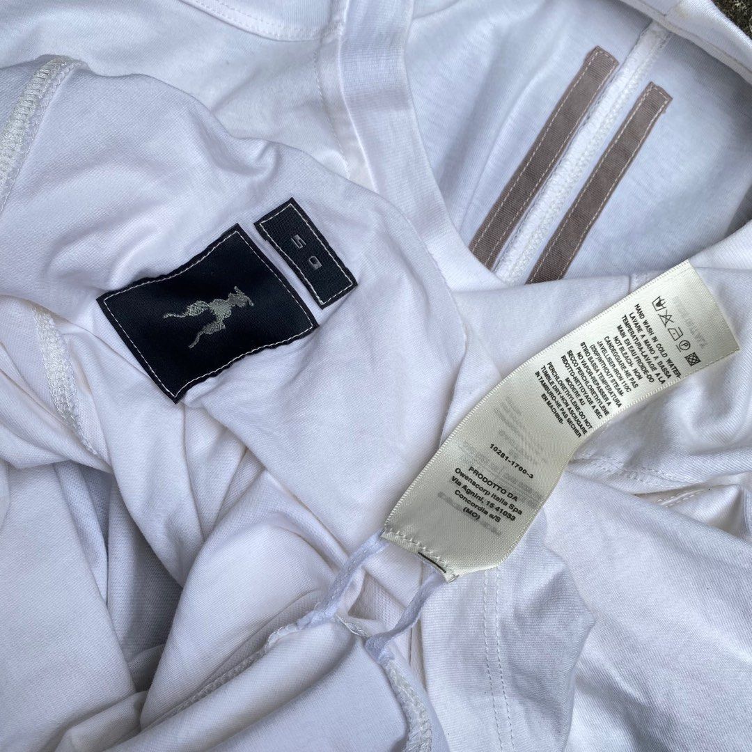 RICK OWENS DRKSHDW WHITE TEE SS (Category: Luxury Apparel) located in Balanga. Submitted by dig_gear (Listing ID 1354439925, Image 3). Description: RICK OWENS DRKSHDW WHITE TEE SS GENERAL NOTE: GOOD CONDITION MADE IN ITALY 🇮🇹 BOXY FIT COMPLETE TAGS COLOR MAY VARY DUE TO LIGHTING COTTON DIMENSIONS: WIDTH - 24” LENGTH - 26” PRICE: ₱2,820 ARCHIVE / AVANT GARDE 📌PLEASE READ AND CHECK ALL PHOTO DETAILS BEFORE BUY 📌BUY WITH CONFIDENT 🫶Check Out My