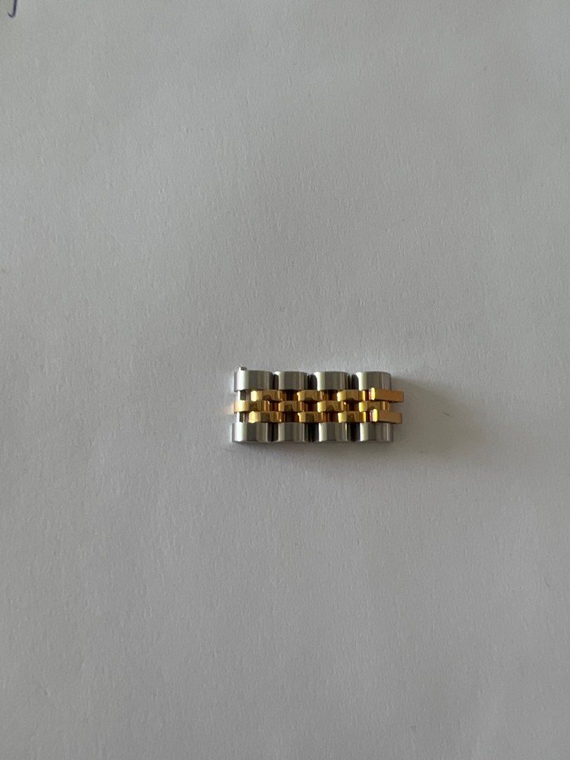 Rolex Box (Category: Watches) located in Singapore. Submitted by llklxl (Listing ID 1354357607, Image 2). Description: Rolex Oyster Datejust 69173 Empty Box /Guarantee Certificate and 4 PCS links.