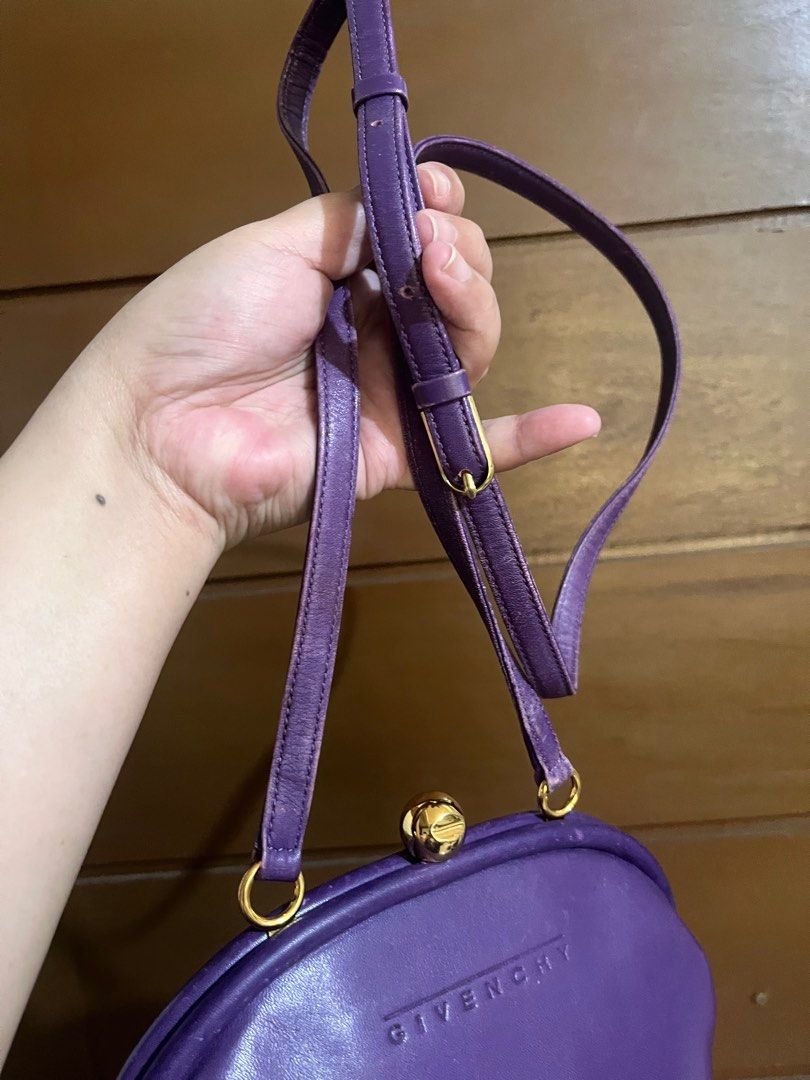 Sling bag (Category: Luxury Bags & Wallets) located in Quezon City. Submitted by yumiizashop (Listing ID 1354350064, Image 3). Description: 100% original givenchy sac sling bag kiss lock color fading lock functions well .