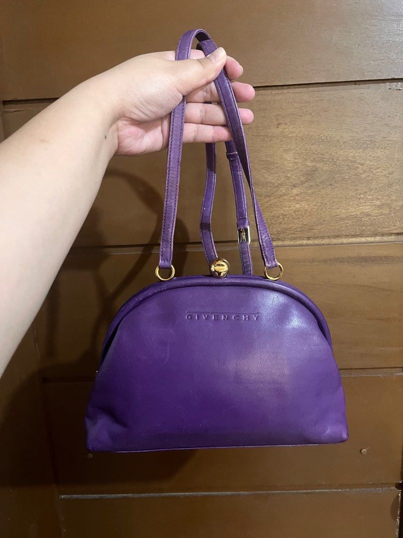 Sling bag (Category: Luxury Bags & Wallets) located in Quezon City. Submitted by yumiizashop (Listing ID 1354350064, Image 2). Description: 100% original givenchy sac sling bag kiss lock color fading lock functions well .