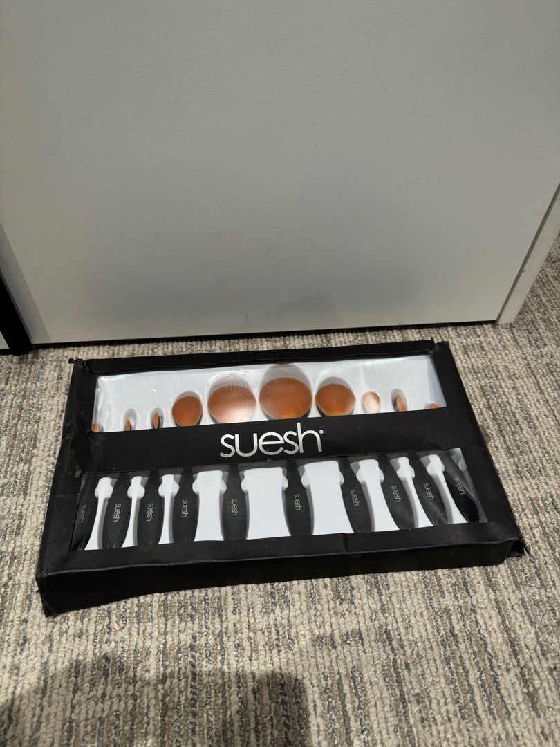 Suesh Paddle Oval Brush Set (Category: Makeup) located in Manila. Submitted by declutterwithme08 (Listing ID 1354341857, Image 1). Description: - complete Suesh paddle brush set - Never been used - perfecr for face makeup.