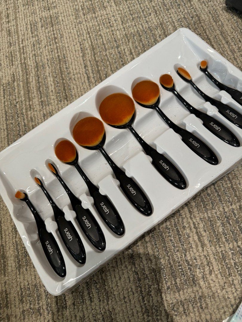 Suesh Paddle Oval Brush Set (Category: Makeup) located in Manila. Submitted by declutterwithme08 (Listing ID 1354341857, Image 3). Description: - complete Suesh paddle brush set - Never been used - perfecr for face makeup.