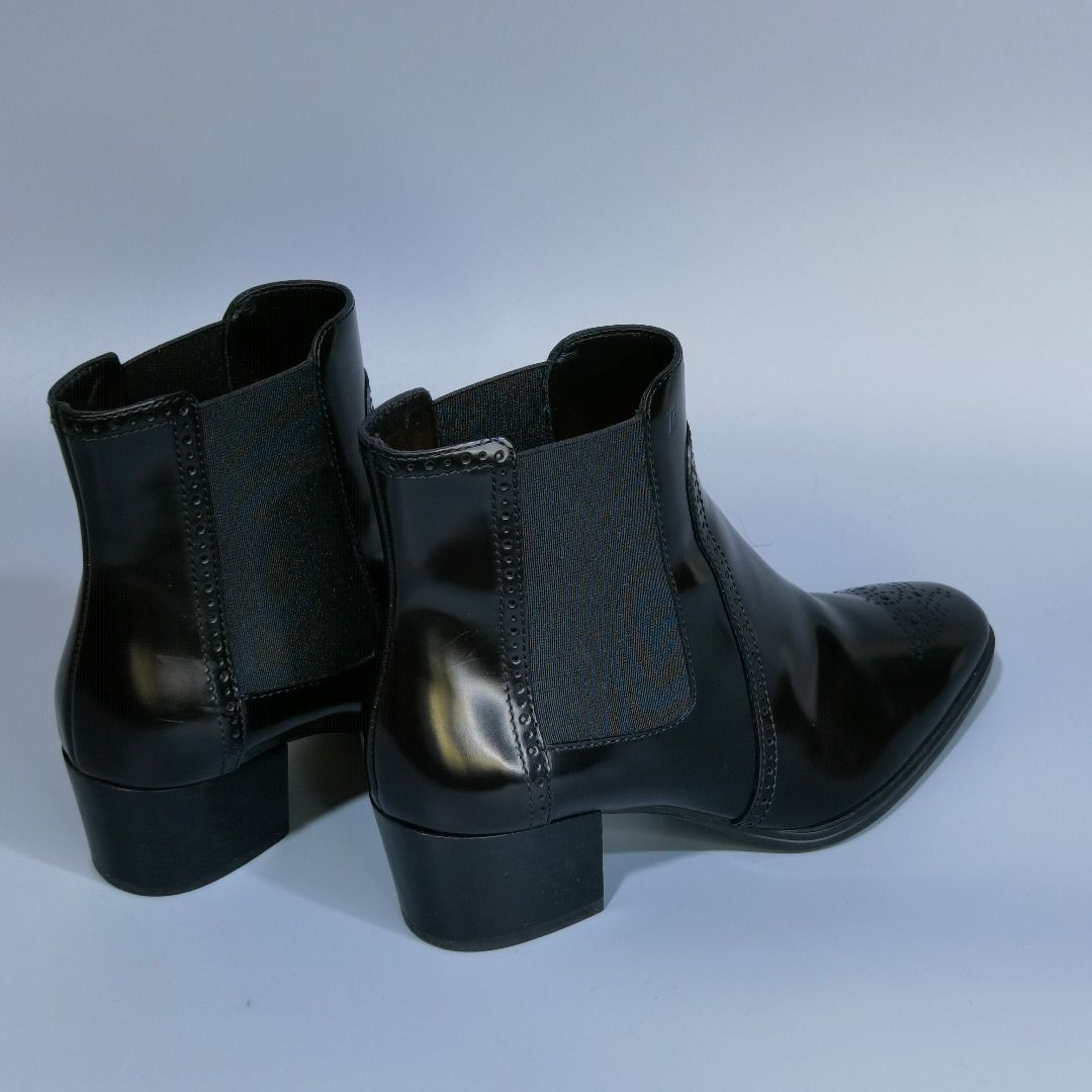 Tod's Brogue Chelsea Ankle Boots Black EU 36 PhP 6000 (Category: Boots) located in Taguig. Submitted by em3we (Listing ID 1354357722, Image 3). Description: Material: Leather upper, leather lining, rubber sole Color: Black Size: EU 36 Brand origin: Italy Style: Brogue Chelsea Ankle Boots Design: Tronchetto Bucature (Stub with holes), semi-pointed toe, block heels Inclusion: With original box Items are being sold on "as is, where is" basis. Photos