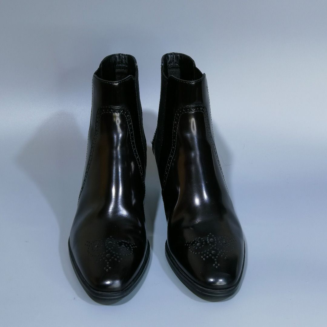 Tod's Brogue Chelsea Ankle Boots Black EU 36 PhP 6000 (Category: Boots) located in Taguig. Submitted by em3we (Listing ID 1354357722, Image 2). Description: Material: Leather upper, leather lining, rubber sole Color: Black Size: EU 36 Brand origin: Italy Style: Brogue Chelsea Ankle Boots Design: Tronchetto Bucature (Stub with holes), semi-pointed toe, block heels Inclusion: With original box Items are being sold on "as is, where is" basis. Photos