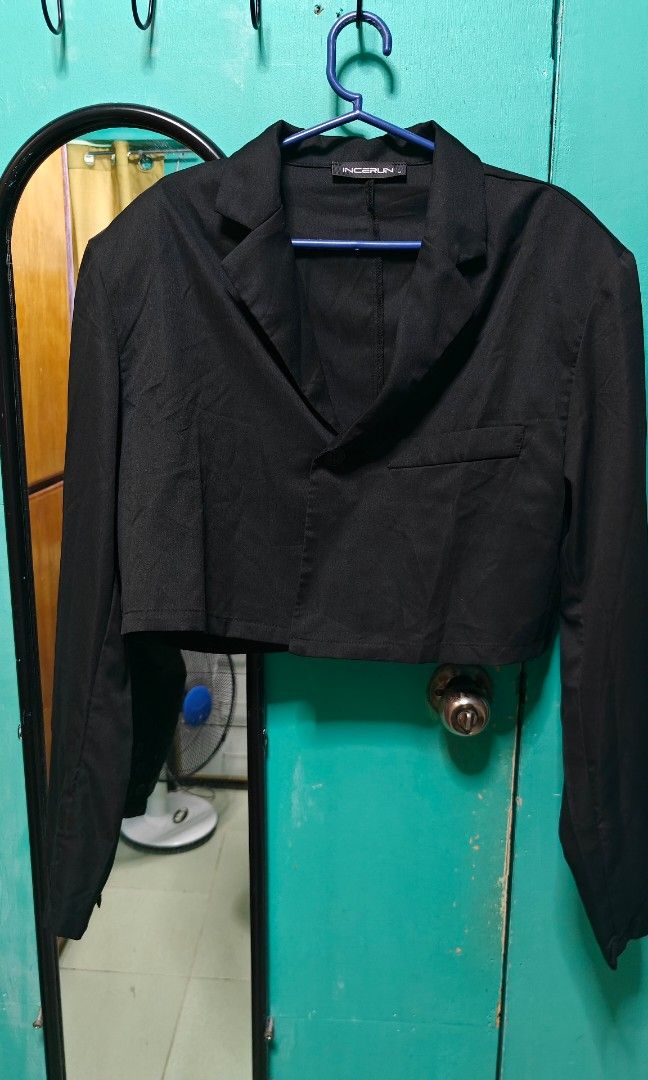 Truncated/Cropped Long Sleeve Blazer for men (Category: Coats, Jackets and Outerwear) located in Las Pinas. Submitted by iancarl0716-23978 (Listing ID 1354366416, Image 3). Description: Shoulders: 50cm Length: 40cm Sleeve: 57cm.