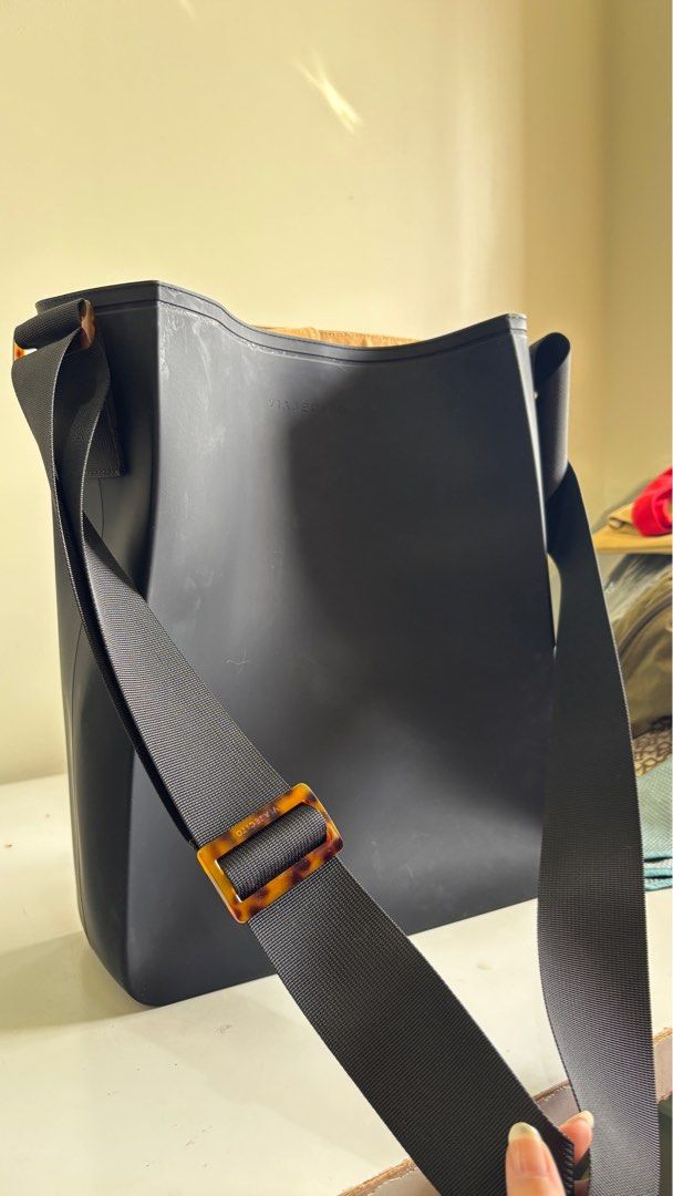 VIAJECITO BAG (Category: Shoulder Bags) located in Makati City. Submitted by foojustin (Listing ID 1354407178, Image 2). Description: Rare viajecito bag. Good quality materials. Local brand. Rfs: decluttering .