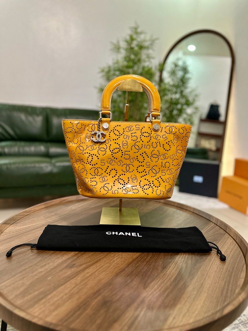 Vintage Chanel Coco Mark No. 5 (Category: Luxury Bags & Wallets) located in Quezon City. Submitted by bagbuddies.mnl (Listing ID 1354363039, Image 1). Description: CONSIGNOR MARKDOWN: From 45k‼️ Condition: 7.5/10. Inclusions: dust bag, Legitgrails COA • • • ✅ Bank Transfer (BDO, BPI or Gcash) ✅ Any Major Credit Card (+5% platform fee) * Installment of up to 36 months for as low as 1% monthly interest exclusive for BDO CC Holders 📌 All bags poste