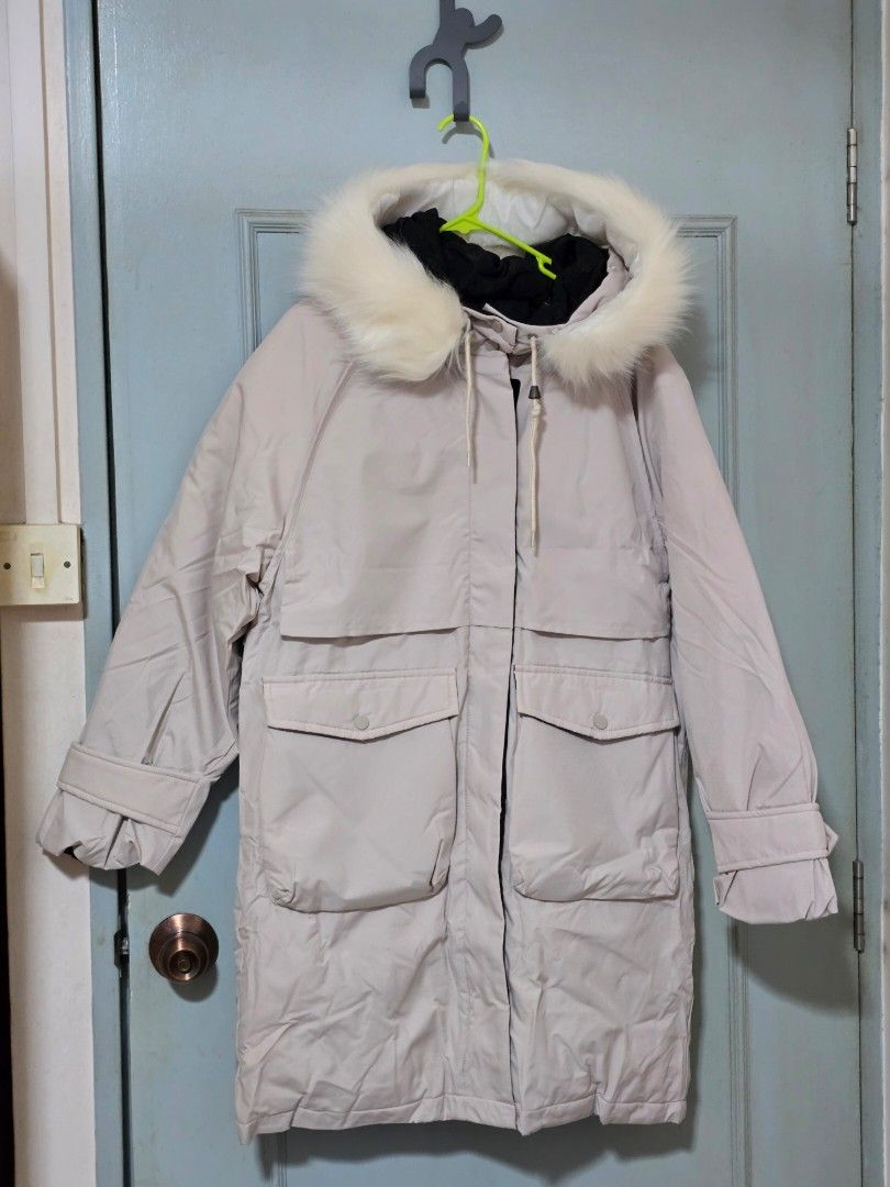 Winter Jacket (Category: Coats, Jackets and Outerwear) located in Singapore. Submitted by clevertree.413b67 (Listing ID 1354428614, Image 1). Description: ✅️ Brand new winter jacket, never wear before ✅️ Reason for selling : only get the jacket after back from travel ✅️ The feather around the hat can take off.