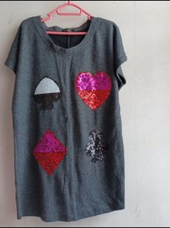 灰色圓領短袖胸部刺繡上衣灰色圓領短袖胸部刺繡上衣.64236714301826110