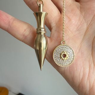 ‼️熱賣有片‼️「全銅」靈擺🌈成粒都係銅,銅係高能量物質,比較易連結,好有手感,功效幫助做出決定、尋找東西、身心療癒、淨化思緒和配合冥想,修補自我創傷,提升自信🌈 送抹銀布、禮物盒、絨袋及小塊磨平石,可自用可送禮💓 占卜塔羅dowsing64214074846593110