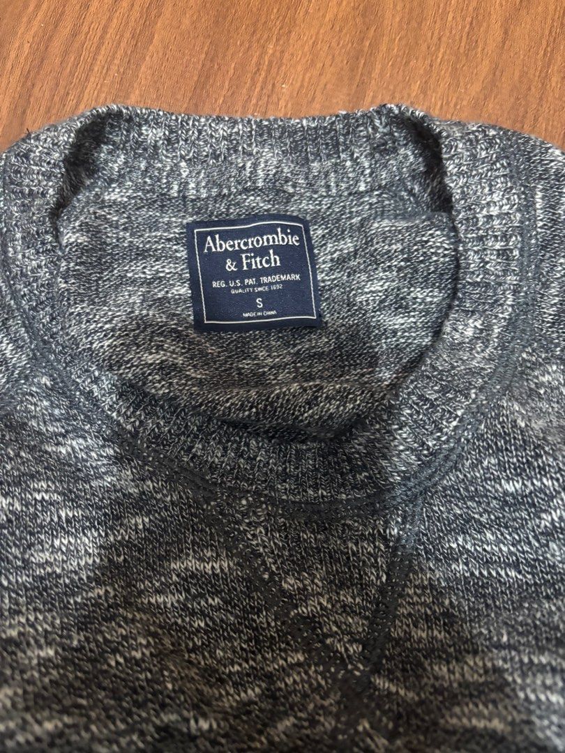 abercrombie sweater (Category: Coats, Jackets and Outerwear) located in Manila. Submitted by bbb30 (Listing ID 1354629850, Image 2). Description: abercrombie sweater size small used once.