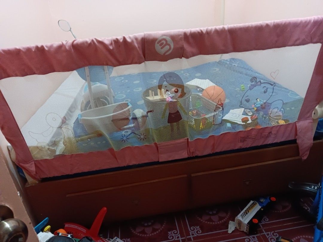 Bed guard rail (Category: Bed Guards) located in Pasig City. Submitted by lenzchiles (Listing ID 1354521768, Image 2). Description: bed guard rail color pink one side only adjustable rfs: decluttering, hindi na ginagamit.