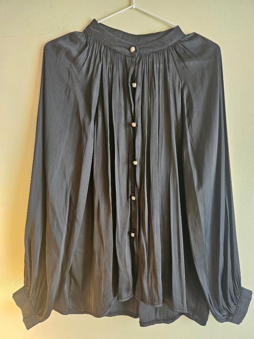 Black Long Sleeves Blouse with Pearl Buttons (Category: Longsleeves) located in Mandaluyong City. Submitted by maeemp (Listing ID 1354530464, Image 1). Description: Elegant Black Satin-Like Blouse with Pearl Buttons ✨ 📏 Size: Fits L-XL 🔹 Features: 🌟 Elegant satin-like fabric with a soft sheen 🖤 Classic black, easy to dress up or down 💎 Statement pearl buttons on the front and cuffs 💃 Flowy, loose fit with a slight A-line cut for effortless 