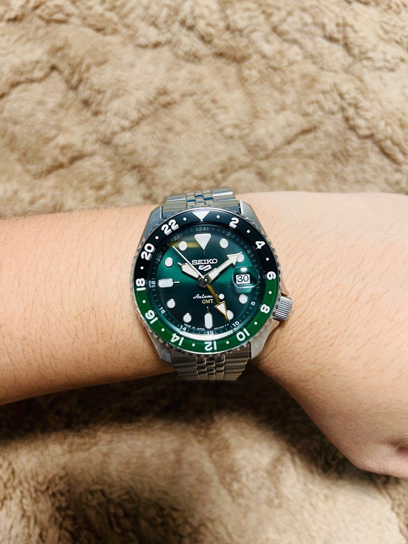 Brand New Seiko Watch (Category: Luxury Watches) located in Manila. Submitted by x.tumanon02 (Listing ID 1354656299, Image 1). Description: Brand New Seiko GMT Green & black CONDITION: Brand New 10/10 PRICE: 22,300 PHP INCLUSIONS: Complete with papers, double box, manual, and warranty card. Purchased in Japan last Feb 17 2025. Shipping c/o buyer, Payment via bank transfer Can do evening meet ups Monday to Friday. Can also do meet ups in Cavite ar