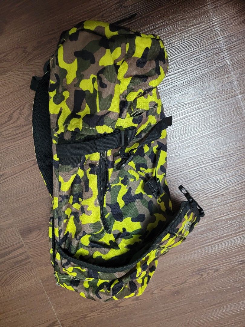 cotima backpack （分類：背包）位於 Hong Kong。 由 msmins 提交（商品編號 1354650352，圖片 3）。簡介： size around 38×28×10。