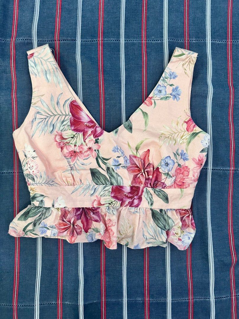 Evernew Peplum floral crop top (Category: Blouses) located in Bulacan. Submitted by minimaline (Listing ID 1354571890, Image 1). Description: .