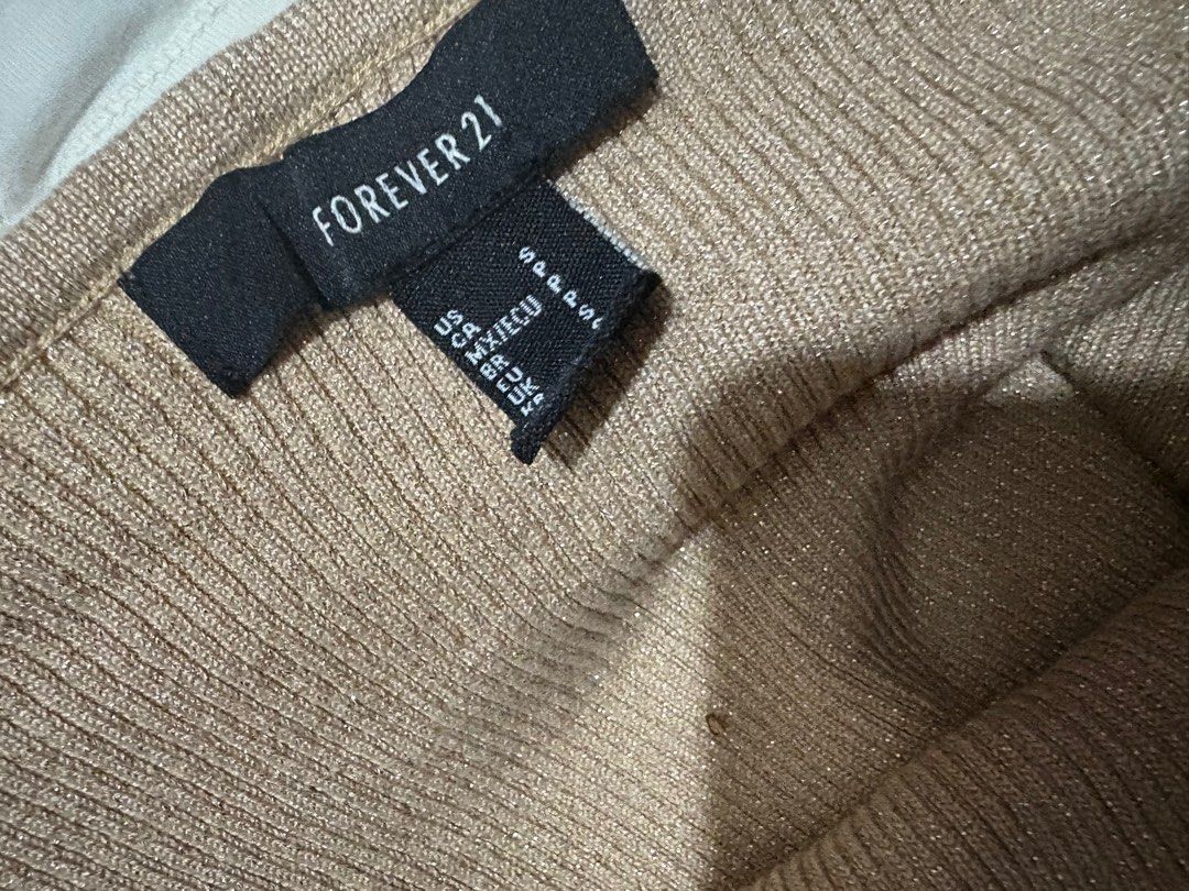F21 glittery knitted off shoulder top (Category: Longsleeves) located in Manila. Submitted by violoot (Listing ID 1354713747, Image 2). Description: XS-S, best fits S -stretchable fabric and HQ.
