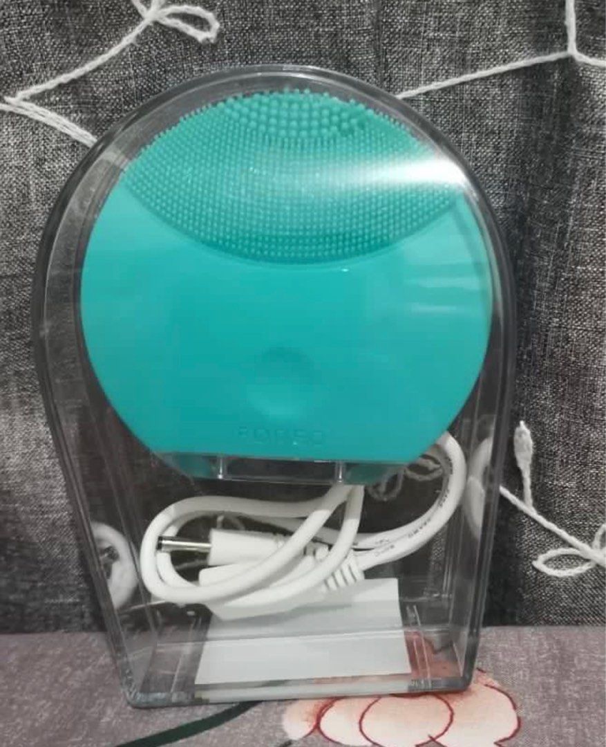 Foreo Luna Mini (Category: Face Care) located in Antipolo. Submitted by mikmik0517 (Listing ID 1354575327, Image 2). Description: Foreo Luna Mini Turquoise Blue 💯 Original with authenticity card With complete accessories, no box + free 1 pc skincare (random) RFS: upgrade, need funds.