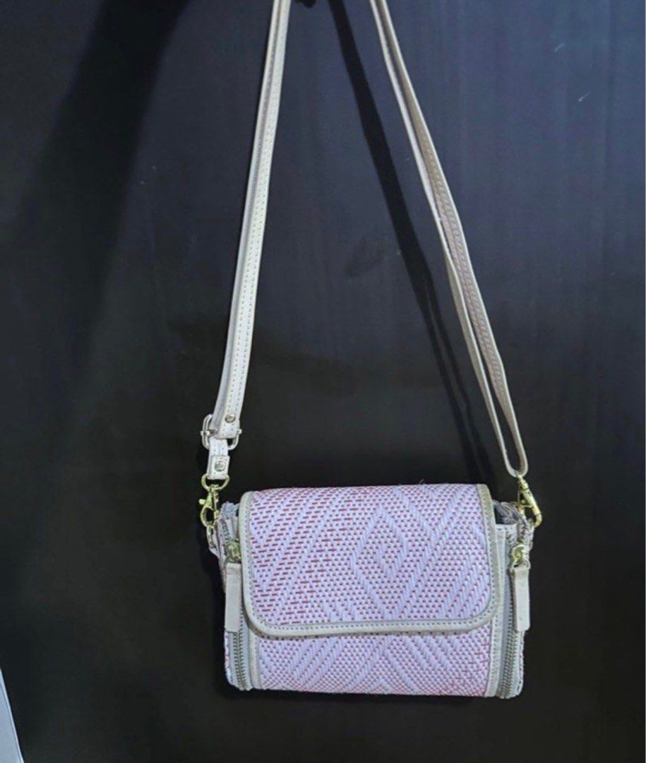 Halohalo Mini bulaklak in Pink/Red (Category: Purses & Pouches) located in Mandaluyong City. Submitted by geninishx (Listing ID 1354530786, Image 1). Description: - Halohalo mini bulaklak in pink/red - fits iphone pro max - Got it 6,600 from carousell bnew - adjustable strap - looks like no signs of usage in the inside - no damage in the banig - leather strap easily become yellowish - only used for 5 times - last price posted.
