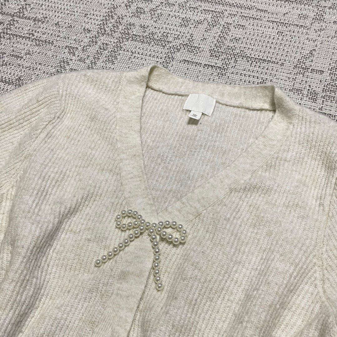 H&M Bow Cardigan (Category: Longsleeves) located in Marikina City. Submitted by icebear0821 (Listing ID 1354648428, Image 2). Description: • wore only once during a taiwan trip • message me if you want when worn pic .