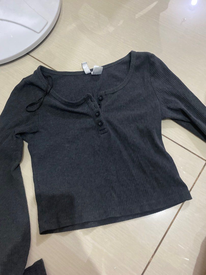 H&M longsleeves ribbed top (Category: Longsleeves) located in Manila. Submitted by ddeclutterwmeeeee (Listing ID 1354522575, Image 1). Description: .