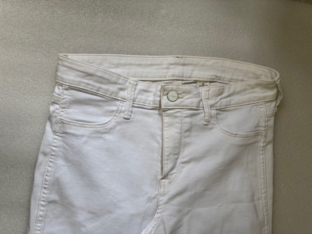 H&M White Skinny Jeans (Category: Jeans) located in Quezon City. Submitted by prebyeee (Listing ID 1354572548, Image 2). Description: Personal preloved Only used once 🤦🏻‍♀️ Skinny jeans Regular waist Ankle length Rfs: decluttering.