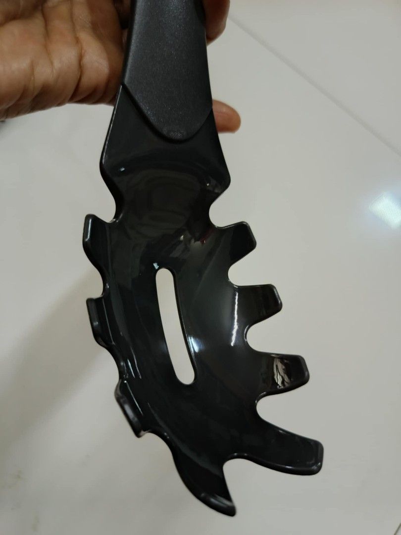 Kitchen Curved Tool (Category: Cookware & Accessories) located in Caloocan City. Submitted by chonadura91470 (Listing ID 1354655893, Image 3). Description: Kitchen Curved tool by Lock and Lock 10 available.