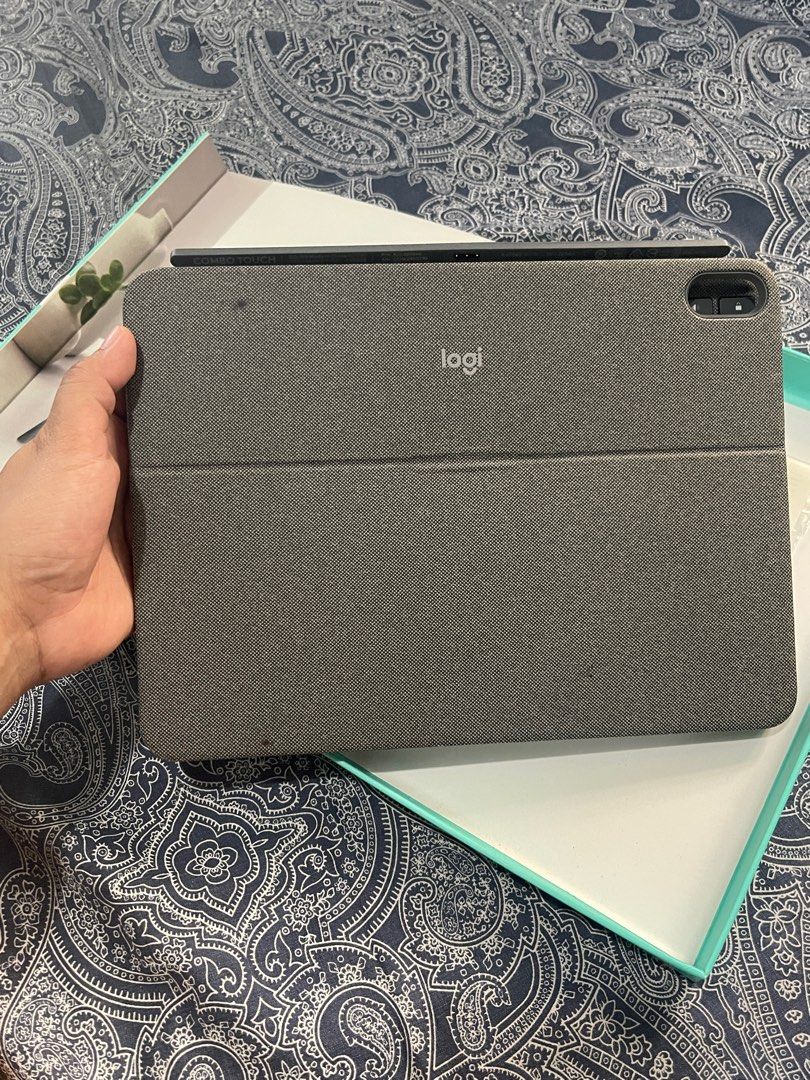Logitech Combo Touch (iPad Air 4 and 5) (Category: Computer Keyboard) located in Mapandan. Submitted by thrifty.nifty.tara (Listing ID 1354535600, Image 3). Description: Modes Multiple: Type, View, Sketch, Read Keyboard Type Detachable keyboard Backlit Keys Yes, Auto-Adjusting Viewing Angles 10°-60° Power and Connectivity Power by iPad via Smart Connector Case Front, back and corner protection Access all ports: Camera /USB-C port Keyboard Up to 1
