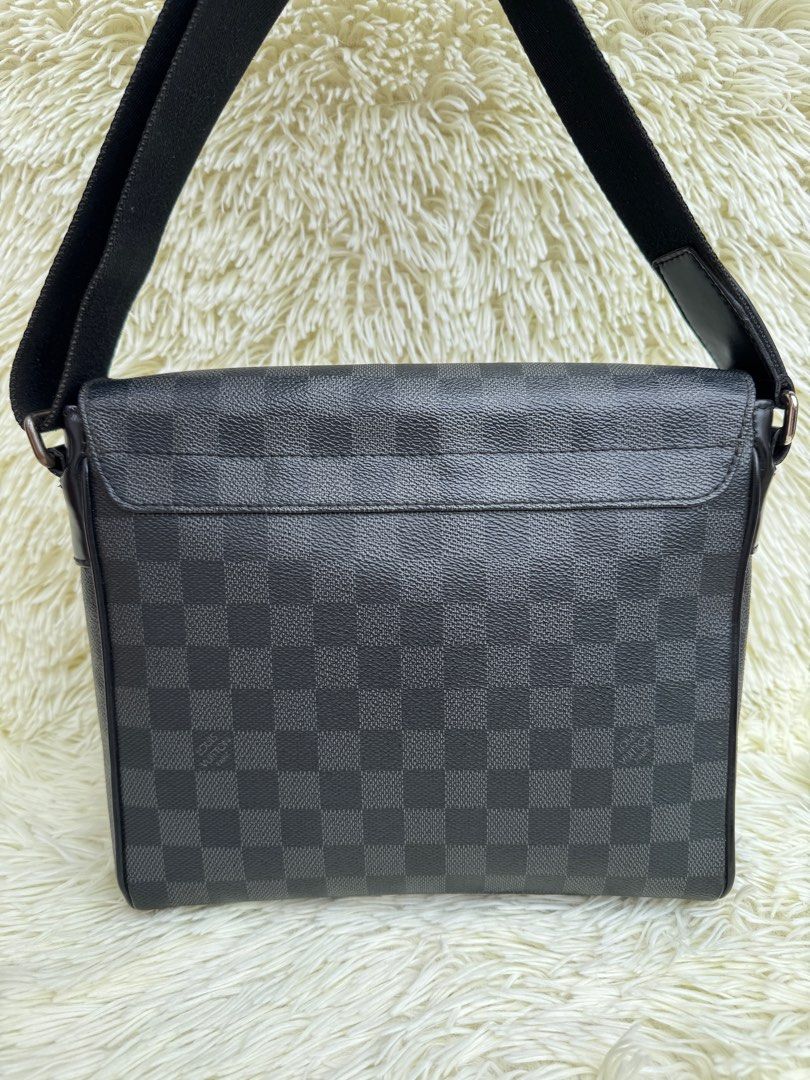LV District Graphite PM (Category: Luxury Bags & Wallets) located in Las Pinas. Submitted by Le.Pattie.Luxe (Listing ID 1354623207, Image 3). Description: 💯% Authentic 𝐋𝐕 𝐃𝐢𝐬𝐭𝐫𝐢𝐜𝐭 𝐆𝐫𝐚𝐩𝐡𝐢𝐭𝐞 𝐏𝐌 🩶𝐏𝐡𝐩 𝟒𝟑𝐤🩶 ▪️7.5/10 condition, tarnished hardwares ▪️Inclusion: dustbag 💯% authentic or your money back ✅DTI Registered ✅BDO Checkout Merchant 💳Online credit card payments are accepted 💳Installment/Buy Now Pay Later payment ter