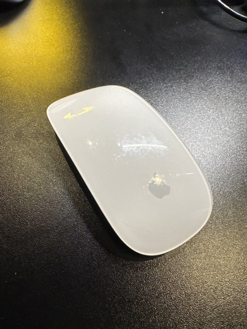 Magic Mouse (Category: Mouse & Mousepads) located in Singapore. Submitted by minjunior (Listing ID 1354688985, Image 1). Description: .