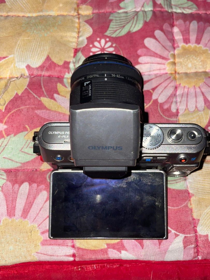 Olympus Epl3 (Category: Cameras) located in Quezon City. Submitted by jeeeellllllllll (Listing ID 1354704602, Image 3). Description: Olympus Epl 3 Issue: Lens: Aperture flex daw ang sira according sa nag aayos, yung mga picture ay underexposed even sa well lit environment. Aside from lens, yung rubber malapit sa menu button lang. I can send some sample shots before masira ang lens. Everything is fine naman aside from lens, if may lens po kayo na 
