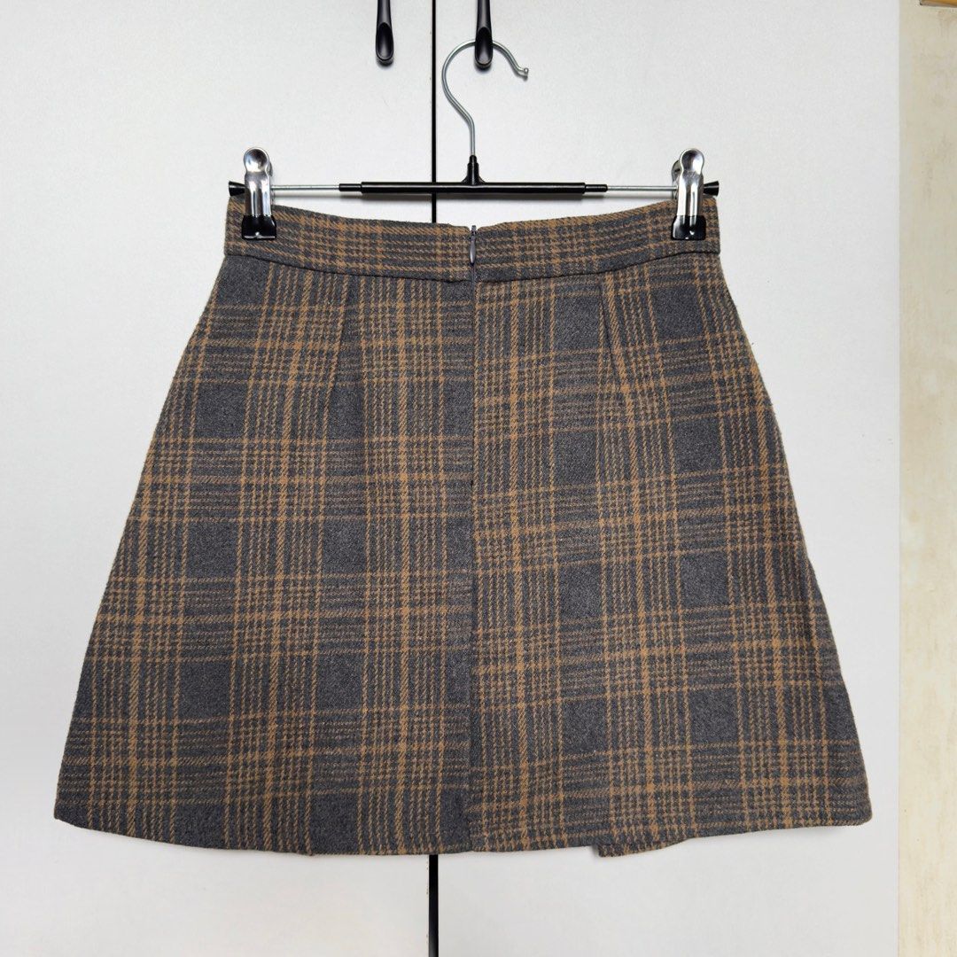 Plaid wool korean skirt (Category: Skirts) located in Pasig City. Submitted by _millieee (Listing ID 1354617598, Image 2). Description: Waistline: 24" Length: 15" No flaws With inner shorts.