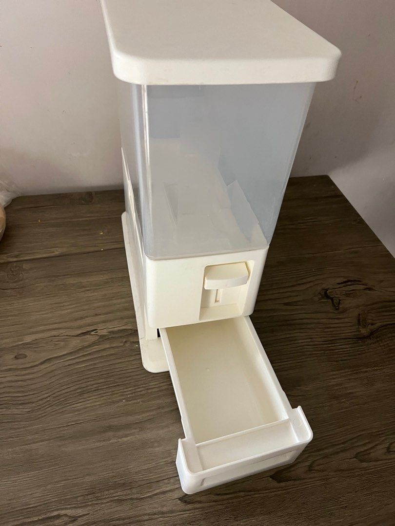 Rice Dispenser (Mandaue Brand) (Category: Food Organization & Storage) located in Makati City. Submitted by mabz21 (Listing ID 1354523956, Image 2). Description: 5kilos storage Upgraded not using anymore No Damage / with minimal stain sa lid cover.