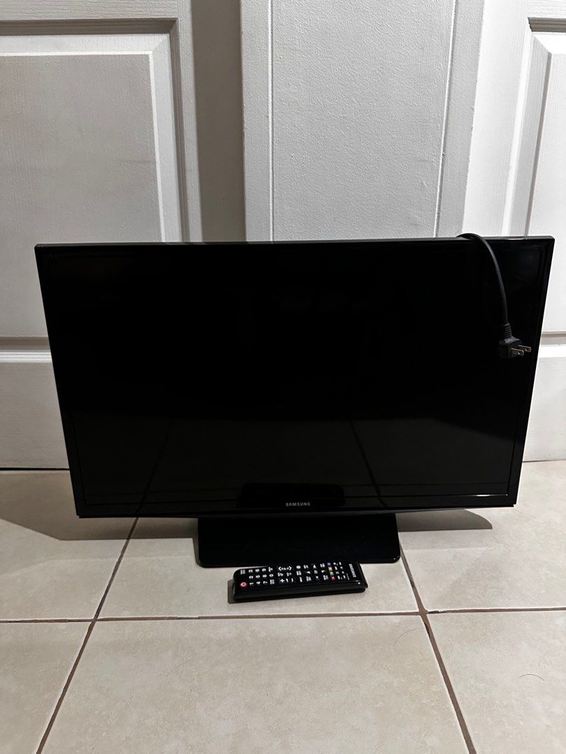 Samsung LED 28” TV (Category: TV) located in Mandaluyong City. Submitted by TheWeekendProject (Listing ID 1354551757, Image 1). Description: Samsung UA28H4100AR 28 inch LED HD-Ready TV Extra tv in guest room. Used as dual monitor by my son. No longer used..