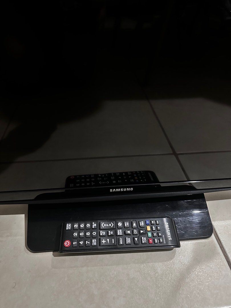 Samsung LED 28” TV (Category: TV) located in Mandaluyong City. Submitted by TheWeekendProject (Listing ID 1354551757, Image 2). Description: Samsung UA28H4100AR 28 inch LED HD-Ready TV Extra tv in guest room. Used as dual monitor by my son. No longer used..