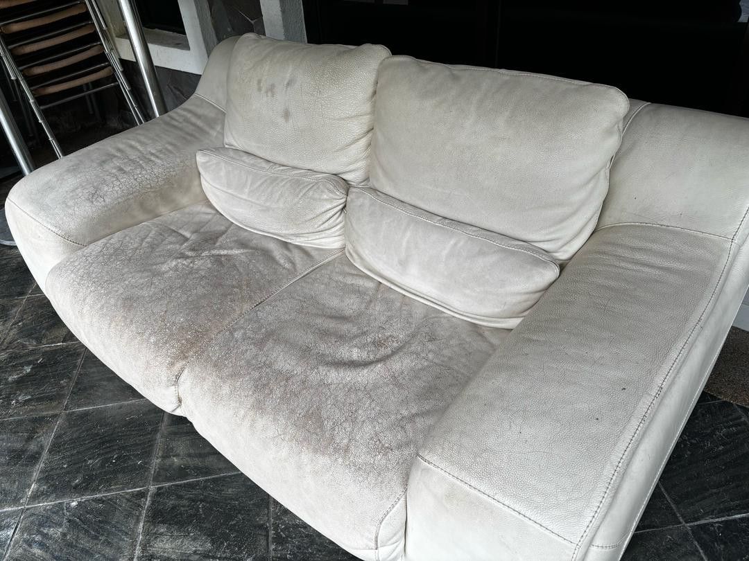Sofas (Category: Sofas) located in Ampang. Submitted by tiamar7 (Listing ID 1354546730, Image 3). Description: still ok cuma Kotor.klau pandai basuh bole hilang.