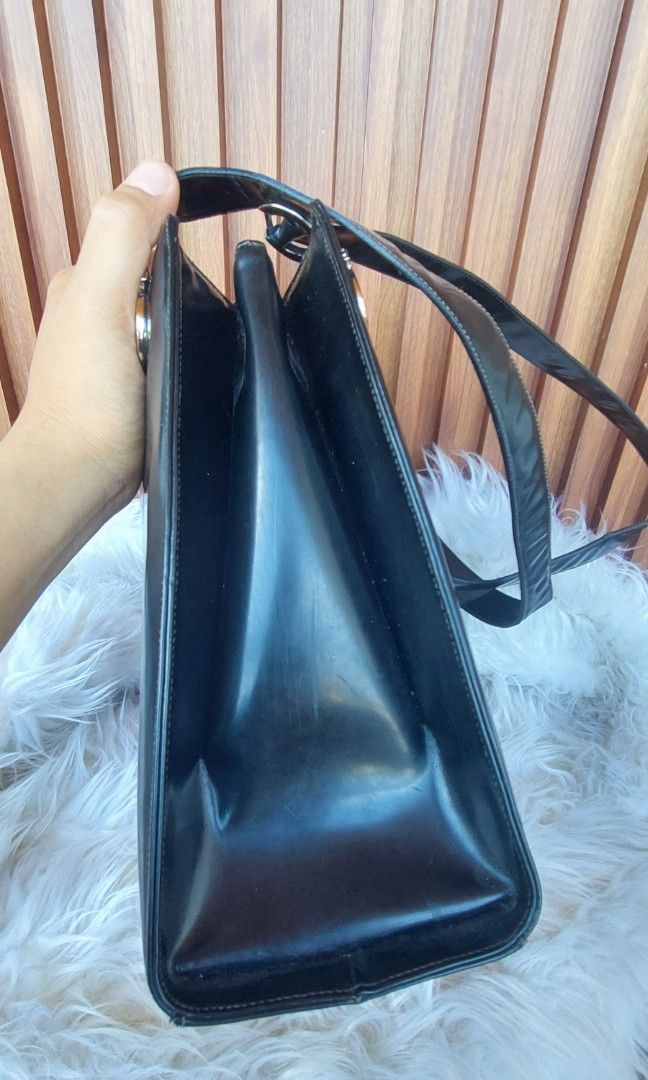 Vintage Salvatore ferragamo (Category: Luxury Bags & Wallets) located in Talavera. Submitted by trixielady08 (Listing ID 1354639122, Image 3). Description: coded naka salvatore ferragamo ang ilalim ng zipper may flaws❗️ bawal po ito sa maselan..para lang po sa mga collector🥰 flaws:natanggal ang tahi sa isang strap..kayo na po magpatahi. :di na po ganun kakintab ang patent leather nya..