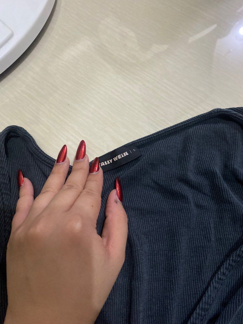 vneck longsleeves top (Category: Longsleeves) located in Manila. Submitted by ddeclutterwmeeeee (Listing ID 1354522529, Image 2). Description: .